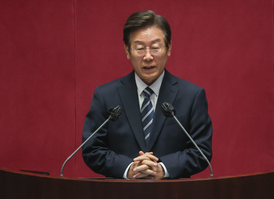 이재명 민주당 의원이 지난 4일 국회에서 열린 제398회 국회(임시회) 제1차 본회의에서 인사말을 하고 있다. 국회사진기자단=연합뉴스